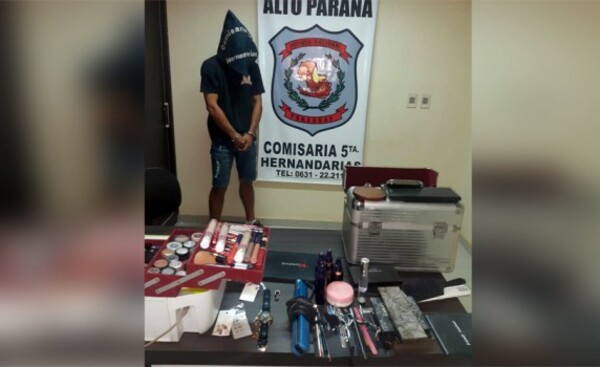 Ofrecía artículos robados a una maquilladora y quedó detenido