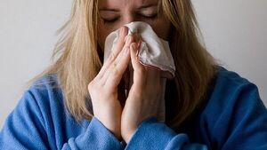 Fiebre continua, entre las diferencias de gripe y Covid-19