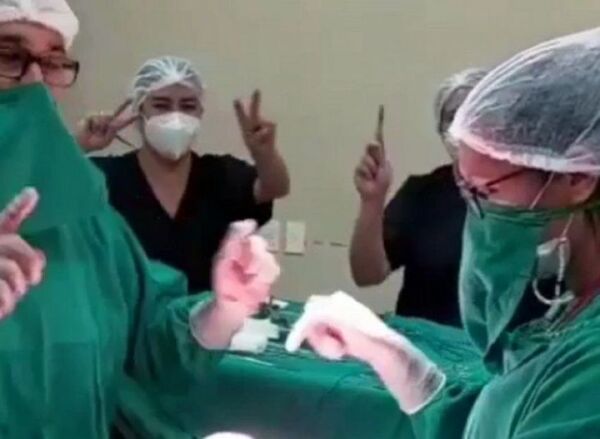 Se viraliza video de médicos bailando tras compleja cirugía