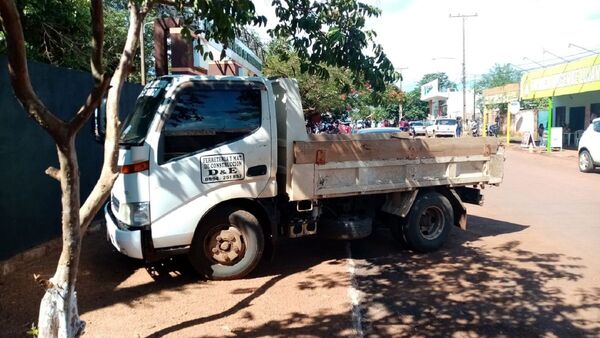 Cayó de la carrocería de camión cuando auxiliaba a un compañero y murió