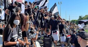 Olimpia comenzó a moverse ante su gente y al ritmo de la batucada