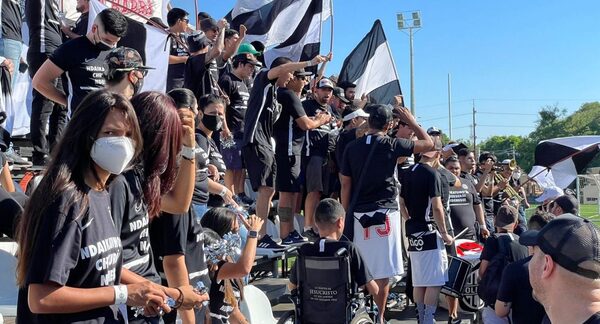 Olimpia comenzó a moverse ante su gente y al ritmo de la batucada