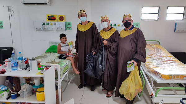 Reyes Magos visitaron y llevaron regalos a niños internados en el Hospital Pediátrico