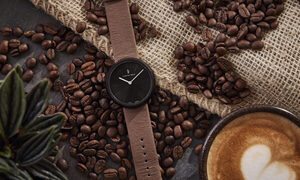 Primer reloj del mundo fabricado con café reciclado y que incluso huele a café
