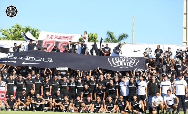 Diario HOY | Olimpia presentó su nueva indumentaria en el inicio de la pretemporada