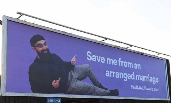 Hombre soltero se anuncia en carteles publicitarios para encontrar esposa