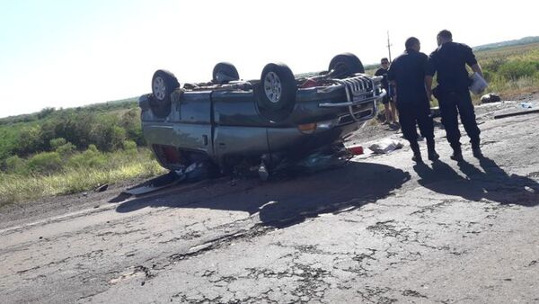 Un fallecido tras vuelco de camioneta - Noticiero Paraguay