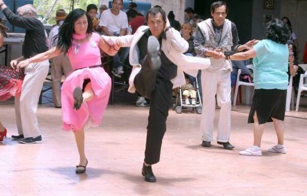 Crónica / Bailarán solo retro para aliviar depresión y estrés en Luque