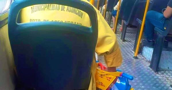 La Nación / Conmueve el ayudante de reyes magos en colectivo