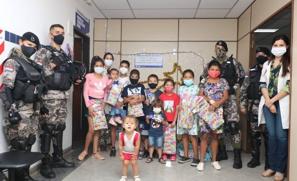 Diario HOY | “Lince Magos” llevaron alegría y regalos a pacientes pequeños de Clínicas
