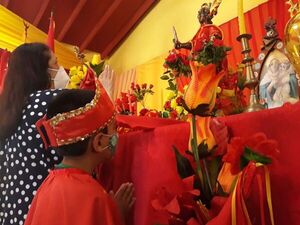 Llegan promeseros vestidos con capa y corona junto al Santo Rey San Baltasar de Capiatá - Nacionales - ABC Color