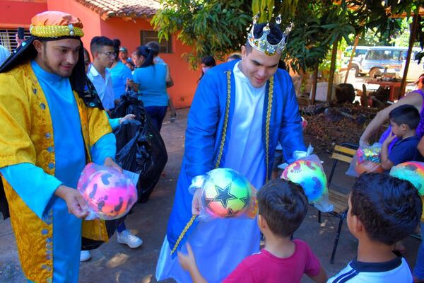 Reyes Magos reparten regalos en Villarrica - Nacionales - ABC Color