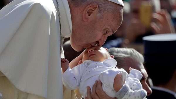 El Papa Francisco criticó a quienes eligen no tener hijos: “Tienen perros y gatos que ocupan ese lugar”