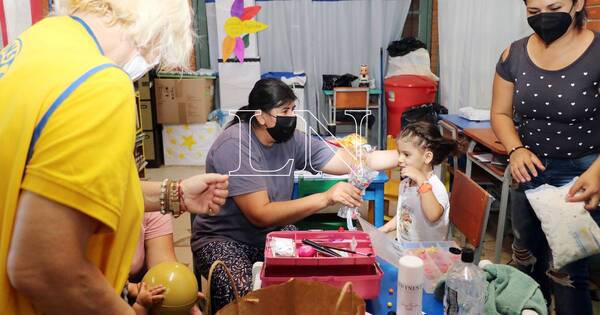 La Nación / Reyes magos visitaron a pequeños pacientes de Clínicas