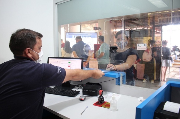 Tres de cada diez paraguayos presentan tests falsificados de PCR en Posadas - El Trueno
