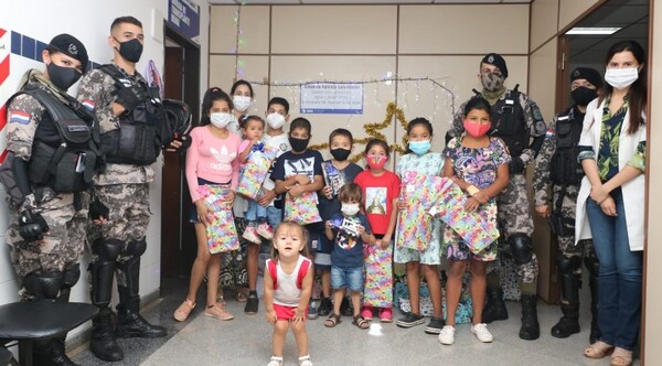 “Linces Magos” llevaron alegría y regalos a pacientes pequeños de Clínicas