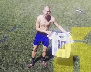 Crónica / ¡Cumplió su sueño en la visita fugaz de Messi! Ligó remera y le ofrecen 2 millones por ella
