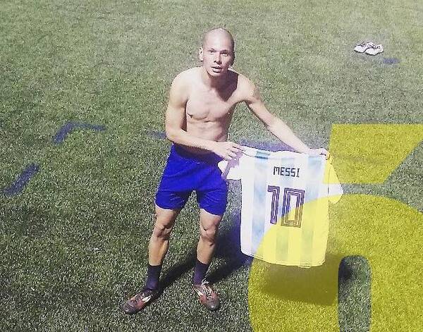 Crónica / ¡Cumplió su sueño en la visita fugaz de Messi! Ligó remera y le ofrecen 2 millones por ella