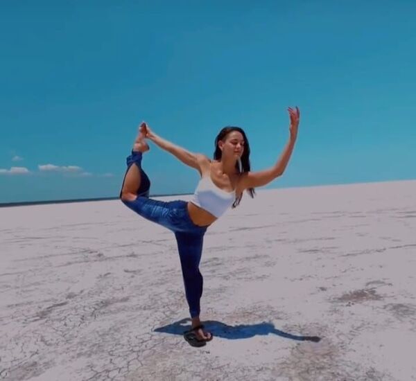 Nicole Huber practicó yoga en medio de un salar argentino - Gente - ABC Color