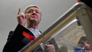 Corte ordena incautación de activos del expresidente ucraniano Poroshenko, acusado de alta traición