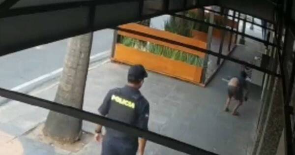 La Nación / Viraliza pasiva reacción de policía ante un robo para denunciar inseguridad en el microcentro