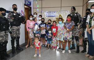 Agentes del Grupo Lince llevaron regalos a pacientes pediátricos en Clínicas