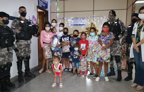 Agentes del Grupo Lince llevaron regalos a pacientes pediátricos en Clínicas