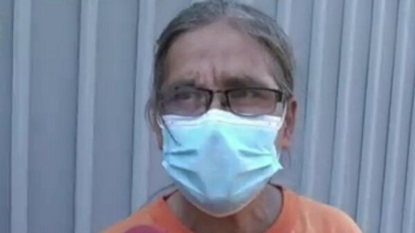 Una mujer esperó un minuto el bus y fue atacada por motochorros