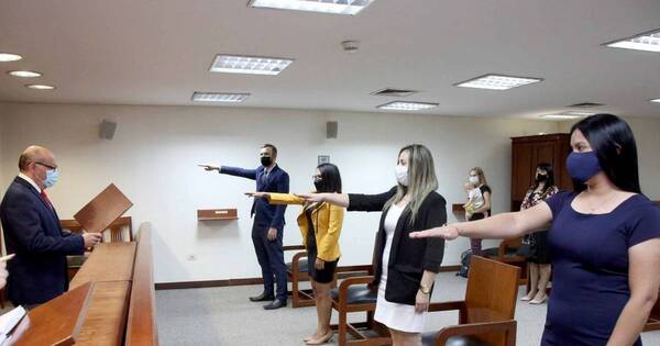 La Nación / Presidente de la Corte tomó juramento a varios actuarios judiciales