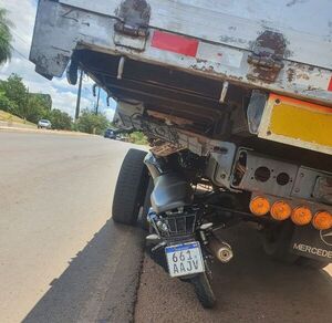 Motociclista muere al chocar contra camión estacionado - ABC en el Este - ABC Color