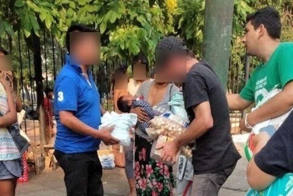 Brindan apoyo a las familias indígenas que se encuentran en la Plaza Uruguaya