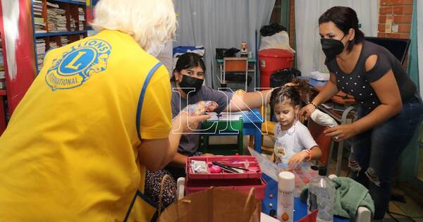 La Nación / Los Reyes Magos visitaron a niños pacientes de Clínicas