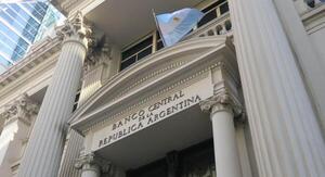 Argentina sube su tasa referencial a 40%