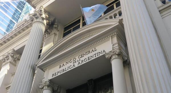 Argentina sube su tasa referencial a 40%