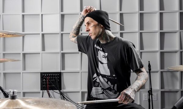 Travis Barker comparte una versión punk rock de “Easy on Me” de Adele