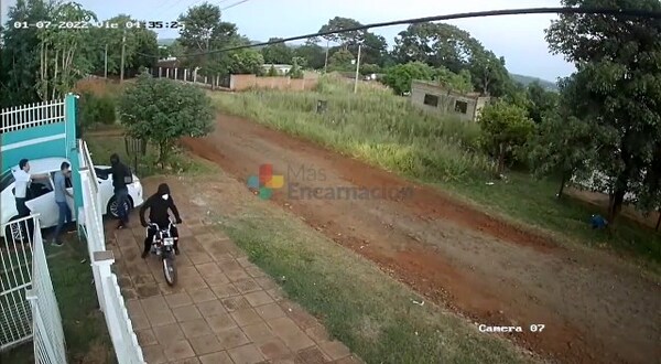 Violento asalto a una pareja cuando pretendía salir de su vivienda en Arroyo Pora