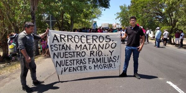 Pescadores cierran entrada a Villa Florida protestando contra arroceras