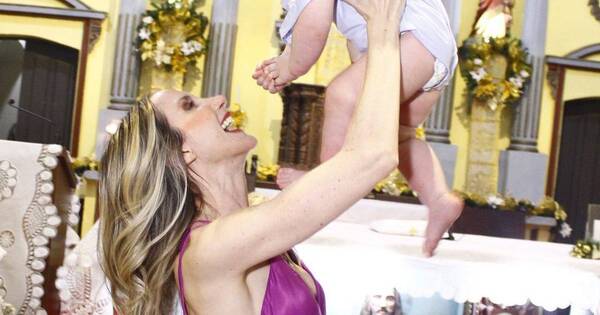 La Nación / Flo Gismondi compartió fotos del bautismo de su hijo, Baltazar