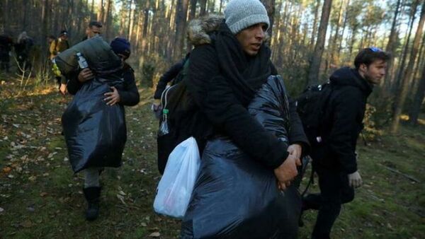 Migrantes atrapados entre Bielorrusia y Polonia son víctimas del fuego cruzado de los militares