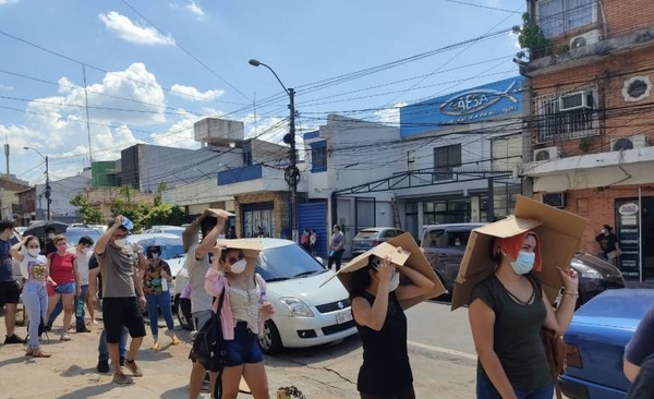 Diario HOY | Puestos de hisopados abarrotados de personas en medio de intenso calor