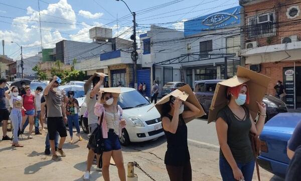 Larga fila de personas esperando para el hisopado en medio del intenso calor – Prensa 5