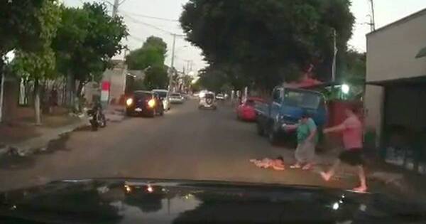 La Nación / Automovilista golpea a menor de 2 años que estaba gateando en plena calle