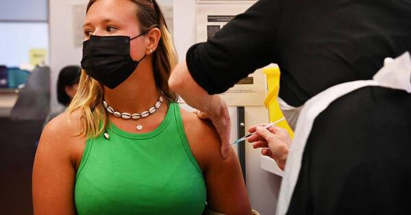 La Nación / Vacuna anti-COVID puede retrasar un día el ciclo menstrual