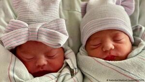 Gemelos nacidos con pocos minutos de diferencia acaban naciendo en dos años diferentes