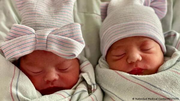 Gemelos nacidos con pocos minutos de diferencia acaban naciendo en dos años diferentes