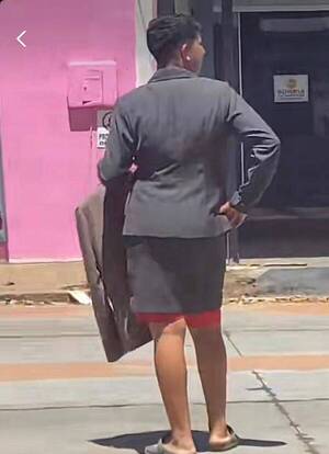 Crónica / [VIDEO] Para ayudar a sus amigas a vender más, ¡se hizo ñembo travesti!