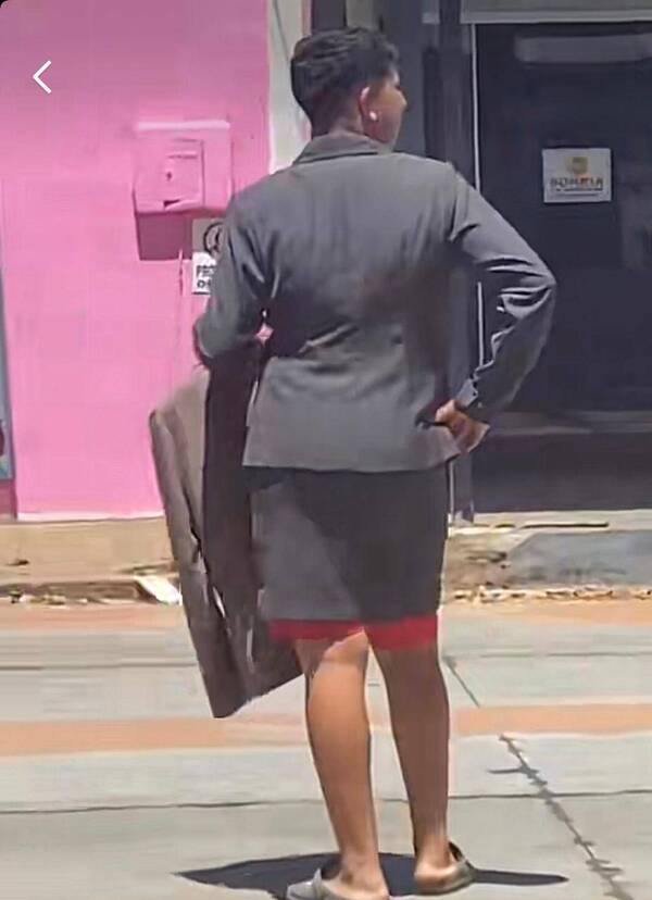 Crónica / [VIDEO] Para ayudar a sus amigas a vender más, ¡se hizo ñembo travesti!