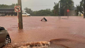 Torrencial lluvia deja inundada la ciudad de Santa Rita