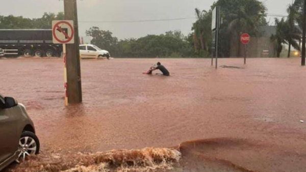 Torrencial lluvia deja inundada la ciudad de Santa Rita