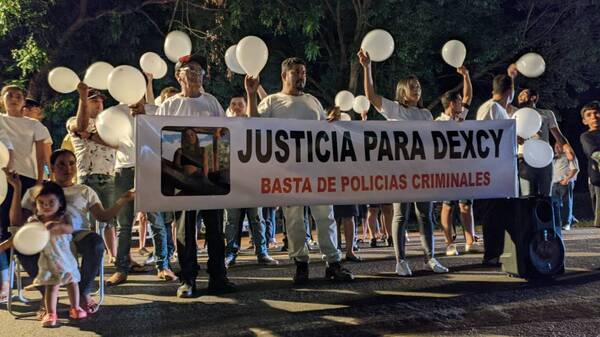 Crónica / Familiares y amigos de Dexcy se manifestaron frente a comisaría